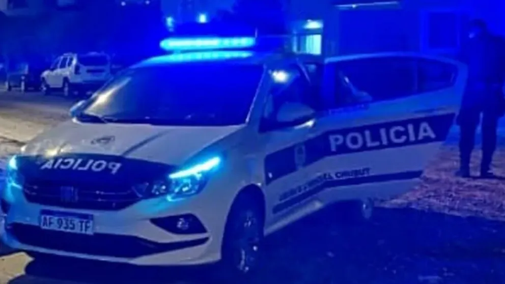 Amenazó con un cuchillo, atacó a policías y terminó detenido en pleno centro de Trelew
