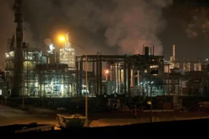 Ataques aéreos golpean centros petroquímicos estratégicos en Irán