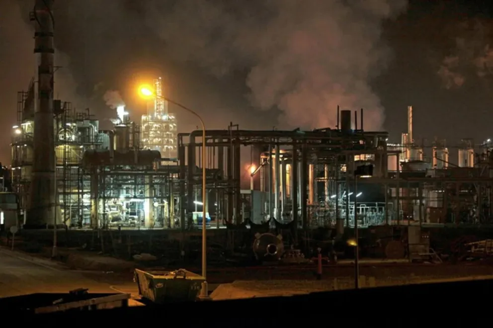 Ataques aéreos golpean centros petroquímicos estratégicos en Irán