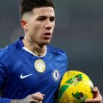 Utilice este título Chelsea sancionó a Enzo Fernández y su agente, Javier Pastore, apunta contra el club inglés: “Es completamente injusto” y cree en base a ese titulo original un titulo nuevo, preciso, comprensible y que no pierda relacion con el titulo original. Necesito que me devuelvas solo y nada mas que el titulo nuevo.