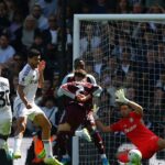 Utilice este título El Dibu Martínez no pudo evitar la derrota del Aston Villa, pero la clasificación a la Champions League por ahora no corre riesgo y cree en base a ese titulo original un titulo nuevo, preciso, comprensible y que no pierda relacion con el titulo original. Necesito que me devuelvas solo y nada mas que el titulo nuevo.