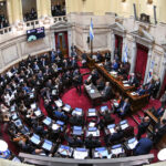 Utilice este título El Gobierno envió al Senado el proyecto para pagar US$ 171 millones a fondos buitre, pero tendrá solo 10 días para aprobarlo y cree en base a ese titulo original un titulo nuevo, preciso, comprensible y que no pierda relacion con el titulo original. Necesito que me devuelvas solo y nada mas que el titulo nuevo.