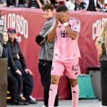 Utilice este título El comentario racista por el que expulsaron a un compañero de Lionel Messi en Inter Miami y cree en base a ese titulo original un titulo nuevo, preciso, comprensible y que no pierda relacion con el titulo original. Necesito que me devuelvas solo y nada mas que el titulo nuevo.