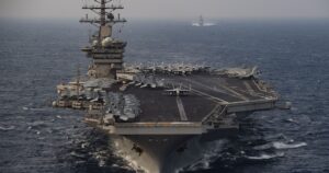 El portaaviones de Estados Unidos ya navega por Argentina, pero Milei todavía no confirma si lo visitará