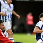 Utilice este título Estudiantes le sacó la punta a Boca y Central pasó a River y cree en base a ese titulo original un titulo nuevo, preciso, comprensible y que no pierda relacion con el titulo original. Necesito que me devuelvas solo y nada mas que el titulo nuevo.