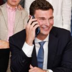 Utilice este título Fernando Mendoza, el pick 1 del Draft 2026 que tiene sangre latina y un ejemplo conmovedor en el sacrificio de su madre y cree en base a ese titulo original un titulo nuevo, preciso, comprensible y que no pierda relacion con el titulo original. Necesito que me devuelvas solo y nada mas que el titulo nuevo.