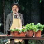 Utilice este título  Guillermo Francella en Desde el jardín: ¿es o se hace? y cree en base a ese titulo original un titulo nuevo, preciso, comprensible y que no pierda relacion con el titulo original. Necesito que me devuelvas solo y nada mas que el titulo nuevo.