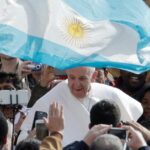 Utilice este título  La Argentina de Francisco, el documental del Vaticano que viaja a las raíces de Jorge Bergoglio y cree en base a ese titulo original un titulo nuevo, preciso, comprensible y que no pierda relacion con el titulo original. Necesito que me devuelvas solo y nada mas que el titulo nuevo.