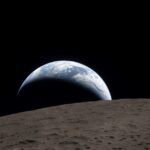 Utilice este título La NASA publicó una “puesta de la Tierra” captada por astronautas de Artemis II y recordó una icónica foto de la misión Apolo 8 y cree en base a ese titulo original un titulo nuevo, preciso, comprensible y que no pierda relacion con el titulo original. Necesito que me devuelvas solo y nada mas que el titulo nuevo.