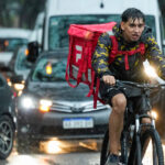 Utilice este título La distribución del ingreso tuvo una leve mejora con mayor peso de las ayudas del Estado y cree en base a ese titulo original un titulo nuevo, preciso, comprensible y que no pierda relacion con el titulo original. Necesito que me devuelvas solo y nada mas que el titulo nuevo.