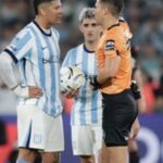 Utilice este título La dura sanción para Marcos Rojo tras la catarata de insultos al árbitro Zunino en el clásico de Racing vs River y cree en base a ese titulo original un titulo nuevo, preciso, comprensible y que no pierda relacion con el titulo original. Necesito que me devuelvas solo y nada mas que el titulo nuevo.