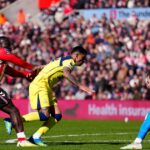 Utilice este título Lluvia de insultos racistas al jugador neerlandés que empujó a Cuti Romero y provocó la lesión que preocupa a la Selección: “Inaceptable” y cree en base a ese titulo original un titulo nuevo, preciso, comprensible y que no pierda relacion con el titulo original. Necesito que me devuelvas solo y nada mas que el titulo nuevo.