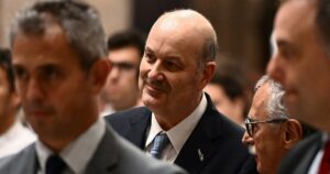 “Los millones de dólares que requieren esos sueldos es dinero que pagan otras familias”