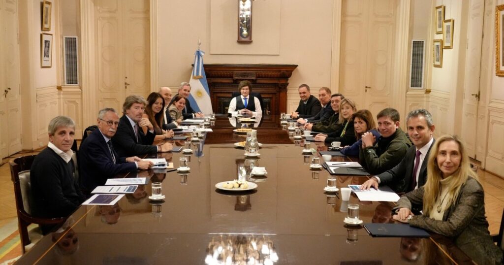 Los riesgos de un Gabinete que ya no festeja y empieza a exigirles cambios a los hermanos Milei