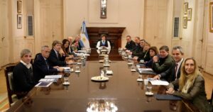 Los riesgos de un Gabinete que ya no festeja y empieza a exigirles cambios a los hermanos Milei