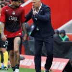 Utilice este título Mallorca goleó a Rayo Vallecano y salió del descenso en LaLiga de España y cree en base a ese titulo original un titulo nuevo, preciso, comprensible y que no pierda relacion con el titulo original. Necesito que me devuelvas solo y nada mas que el titulo nuevo.