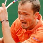 Utilice este título Medvedev cayó 6-0 y 6-0 contra Berrettini, reventó su raqueta durante 40 segundos y se metió en un top 5 nefasto donde está Gaudio y cree en base a ese titulo original un titulo nuevo, preciso, comprensible y que no pierda relacion con el titulo original. Necesito que me devuelvas solo y nada mas que el titulo nuevo.
