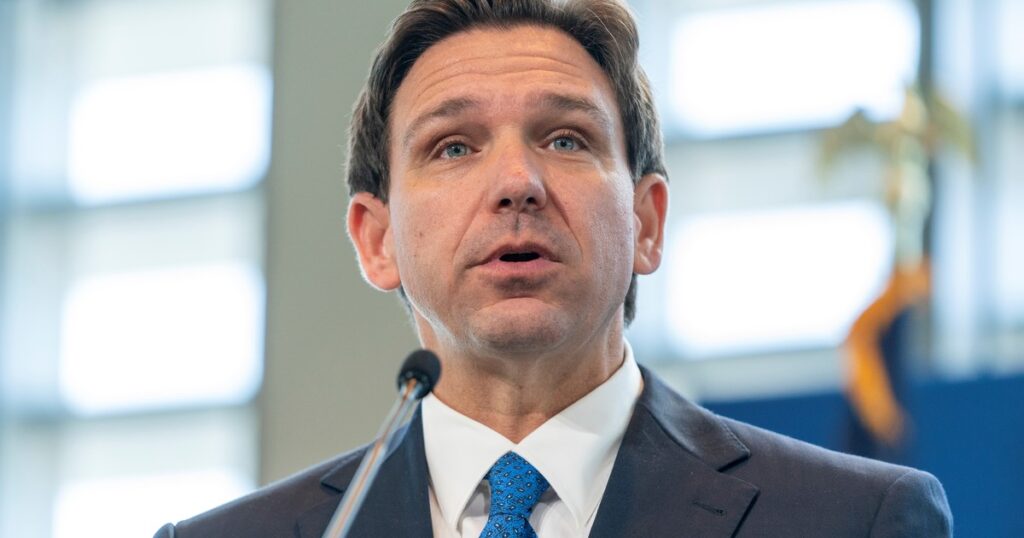 Ron DeSantis firma una polémica ley en Florida que permitiría designar como "terroristas" a organizaciones de izquierda