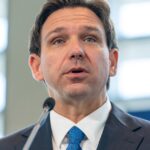 Utilice este título Ron DeSantis firma una polémica ley en Florida que permitiría designar como “terroristas” a organizaciones de izquierda y cree en base a ese titulo original un titulo nuevo, preciso, comprensible y que no pierda relacion con el titulo original. Necesito que me devuelvas solo y nada mas que el titulo nuevo.