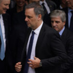 Utilice este título Se reúne el gabinete el lunes en otra señal de respaldo a Manuel Adorni y cree en base a ese titulo original un titulo nuevo, preciso, comprensible y que no pierda relacion con el titulo original. Necesito que me devuelvas solo y nada mas que el titulo nuevo.