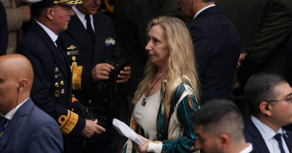 Silencio y venia, las claves para sobrevivir en el poder libertario