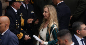 Silencio y venia, las claves para sobrevivir en el poder libertario