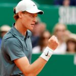 Utilice este título Sinner se escapa de Alcaraz y Argentina pierde un nombre en el Top 100 y cree en base a ese titulo original un titulo nuevo, preciso, comprensible y que no pierda relacion con el titulo original. Necesito que me devuelvas solo y nada mas que el titulo nuevo.