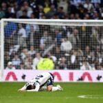 Utilice este título Tottenham busca por Linkedin un psicólogo para levantar al equipo que lucha por no descender y cree en base a ese titulo original un titulo nuevo, preciso, comprensible y que no pierda relacion con el titulo original. Necesito que me devuelvas solo y nada mas que el titulo nuevo.