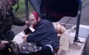 Ucrania: evacuación de una mujer de 77 años mediante drones terrestres