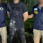 Utilice este título Un barra de Laferrere vinculado a “Los borrachos del tablón” fue detenido por un crimen a la salida de un partido de la Primera B y cree en base a ese titulo original un titulo nuevo, preciso, comprensible y que no pierda relacion con el titulo original. Necesito que me devuelvas solo y nada mas que el titulo nuevo.