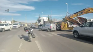 Un camionero quiso esquivar baches y terminó embistiendo un semáforo
