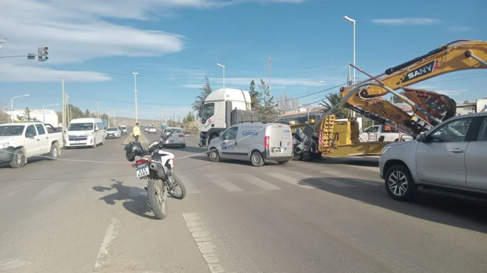 Un camionero quiso esquivar baches y terminó embistiendo un semáforo