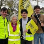 Utilice este título Una abuela de 91 años caminó 220 kilómetros para denunciar a los aviones de EE.UU. y cree en base a ese titulo original un titulo nuevo, preciso, comprensible y que no pierda relacion con el titulo original. Necesito que me devuelvas solo y nada mas que el titulo nuevo.