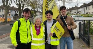 Una abuela de 91 años caminó 220 kilómetros para denunciar a los aviones de EE.UU.