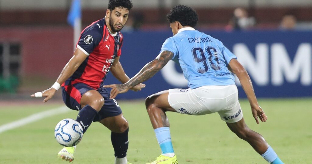 agredió a un rival con un saque lateral y tras el VAR le sacaron la roja