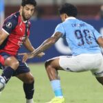 Utilice este título agredió a un rival con un saque lateral y tras el VAR le sacaron la roja y cree en base a ese titulo original un titulo nuevo, preciso, comprensible y que no pierda relacion con el titulo original. Necesito que me devuelvas solo y nada mas que el titulo nuevo.