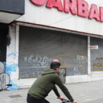 Utilice este título  cierran los últimos locales y la Justicia avanza con la venta de sus bienes y cree en base a ese titulo original un titulo nuevo, preciso, comprensible y que no pierda relacion con el titulo original. Necesito que me devuelvas solo y nada mas que el titulo nuevo.