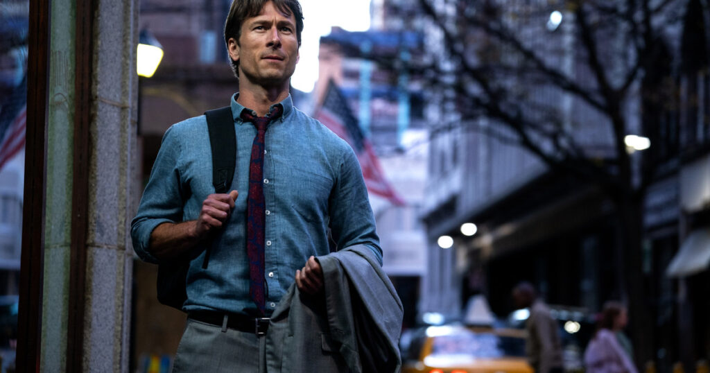 codicia, venganza y a Glen Powell