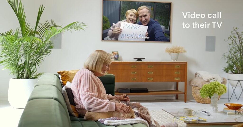 cómo usar el televisor para hacer videollamadas y recibir recordatorios médicos en adultos mayores