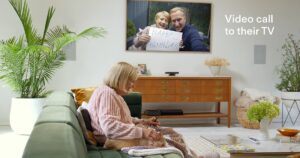 cómo usar el televisor para hacer videollamadas y recibir recordatorios médicos en adultos mayores