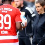 Utilice este título debutó en Union Berlín y es la primera DT mujer en las cinco grandes ligas, aunque no pudo festejar y cree en base a ese titulo original un titulo nuevo, preciso, comprensible y que no pierda relacion con el titulo original. Necesito que me devuelvas solo y nada mas que el titulo nuevo.