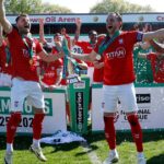 Utilice este título dos goles en tiempo añadido y dos invasiones masivas al campo en la quinta división inglesa y cree en base a ese titulo original un titulo nuevo, preciso, comprensible y que no pierda relacion con el titulo original. Necesito que me devuelvas solo y nada mas que el titulo nuevo.