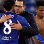 Utilice este título echaron a Liam Rosenior, el DT que duró 100 días y sancionó a Enzo Fernández y cree en base a ese titulo original un titulo nuevo, preciso, comprensible y que no pierda relacion con el titulo original. Necesito que me devuelvas solo y nada mas que el titulo nuevo.