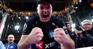 el Gitano le ganó al ruso por Netflix pero lo mejor fue verlo desafiar a Anthony Joshua, en primera fila