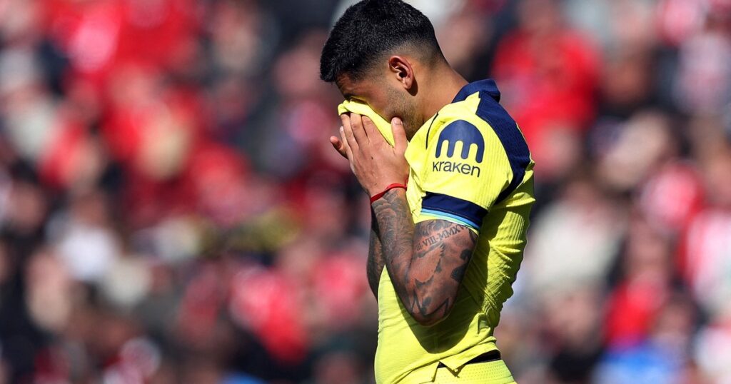 el futbolista se mostró rengueando y vendado mientras un hincha le hizo una broma pesada