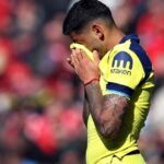 Utilice este título el futbolista se mostró rengueando y vendado mientras un hincha le hizo una broma pesada y cree en base a ese titulo original un titulo nuevo, preciso, comprensible y que no pierda relacion con el titulo original. Necesito que me devuelvas solo y nada mas que el titulo nuevo.