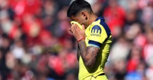 el futbolista se mostró rengueando y vendado mientras un hincha le hizo una broma pesada