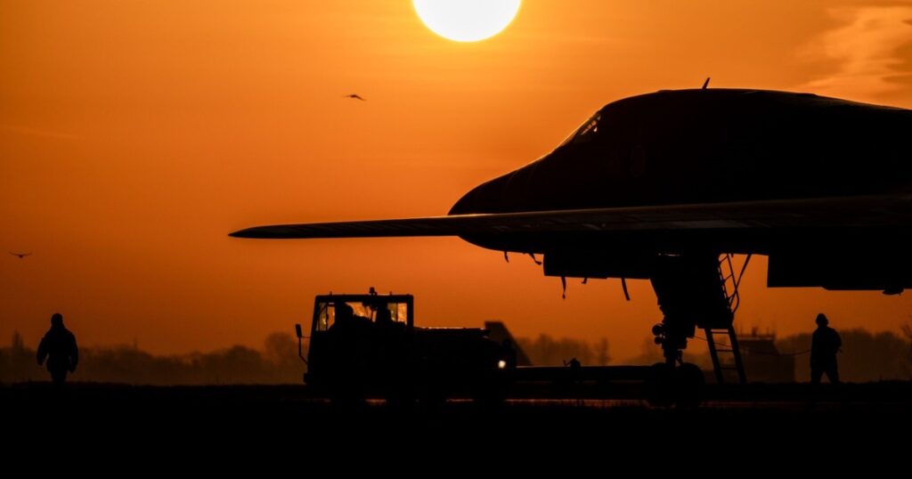 en el primer día del alto el fuego, aún hay reportes de ataques en Irán y Emiratos Árabes Unidos