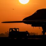 Utilice este título en el primer día del alto el fuego, aún hay reportes de ataques en Irán y Emiratos Árabes Unidos y cree en base a ese titulo original un titulo nuevo, preciso, comprensible y que no pierda relacion con el titulo original. Necesito que me devuelvas solo y nada mas que el titulo nuevo.