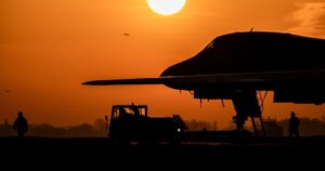 en el primer día del alto el fuego, aún hay reportes de ataques en Irán y Emiratos Árabes Unidos